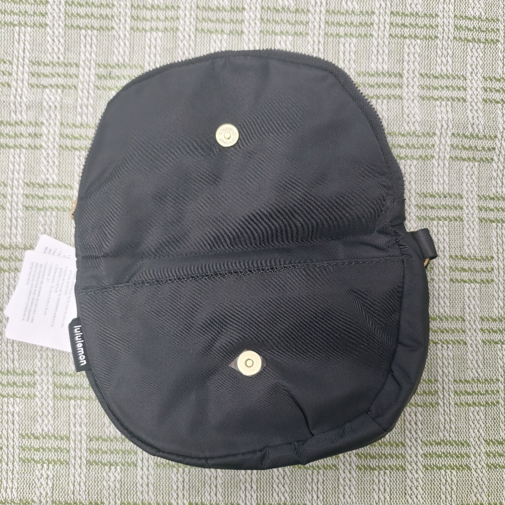 Lululemon All Night Festival Crossbody Bag 2L - Matte Black Adjustable Strap - Picture 3 of 6